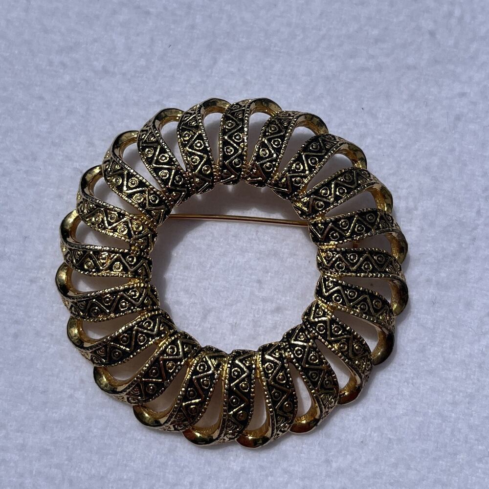 Vintage Emmons gold tone Damascene swirl circle brooch with zig-zag and dots